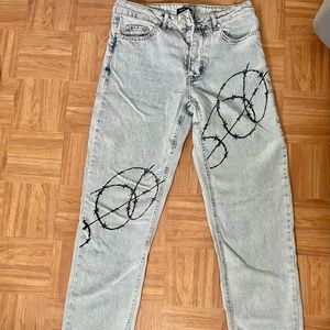 GRAPHIC PRINT JEANS